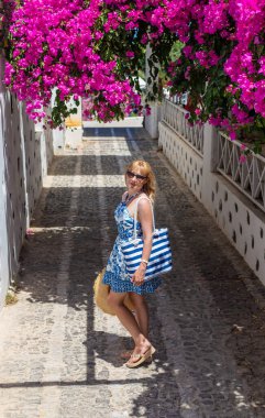 Yunanistan 'da sokakta güzel bir kadın. Seçici odaklanma. seyahat