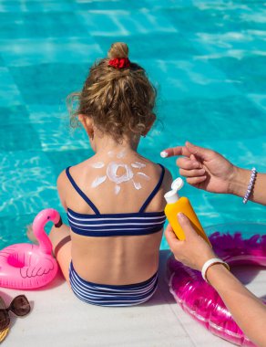 Çocuğun sırtında güneş kremi var. Seçici odaklanma. çocuk.