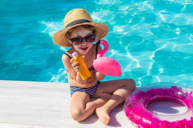 Çocuğun yüzünde güneş kremi var. Seçici odaklanma. çocuk.