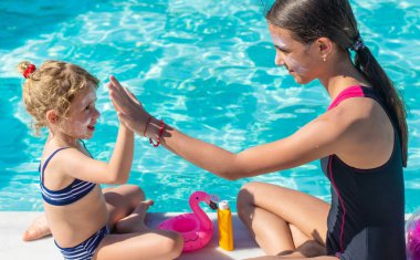 Çocuğun yüzünde güneş kremi var. Seçici odaklanma. çocuk.