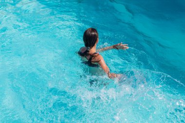 Havuzda yüzen kız çocuğu. Seçici odaklanma. çocuk.