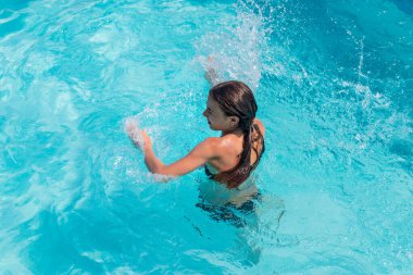 Havuzda yüzen kız çocuğu. Seçici odaklanma. çocuk.