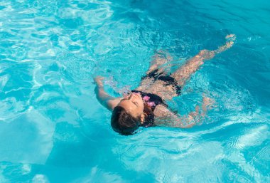 Havuzda yüzen kız çocuğu. Seçici odaklanma. çocuk.