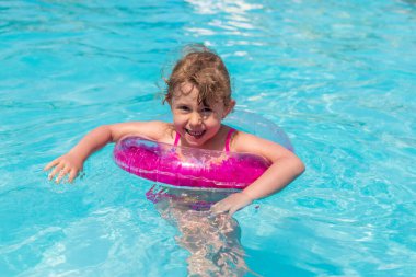 Yüzükle havuzda yüzen bir çocuk. Seçici odaklanma. çocuk.