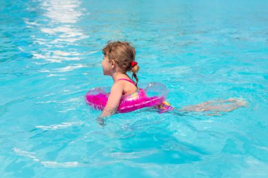 Yüzükle havuzda yüzen bir çocuk. Seçici odaklanma. çocuk.