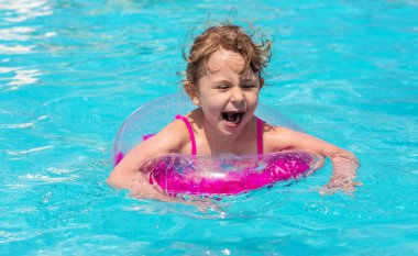 Yüzükle havuzda yüzen bir çocuk. Seçici odaklanma. çocuk.