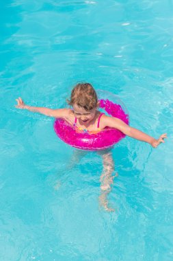 Yüzükle havuzda yüzen bir çocuk. Seçici odaklanma. çocuk.