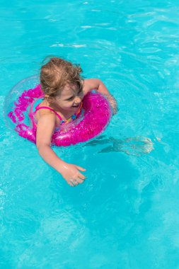 Yüzükle havuzda yüzen bir çocuk. Seçici odaklanma. çocuk.