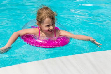 Yüzükle havuzda yüzen bir çocuk. Seçici odaklanma. çocuk.