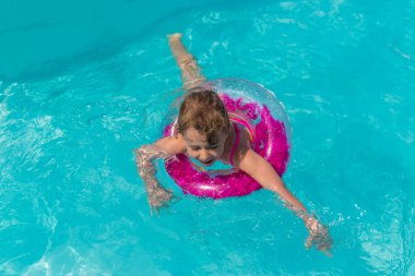 Yüzükle havuzda yüzen bir çocuk. Seçici odaklanma. çocuk.