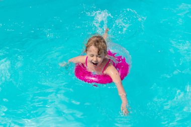 Yüzükle havuzda yüzen bir çocuk. Seçici odaklanma. çocuk.