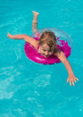 Yüzükle havuzda yüzen bir çocuk. Seçici odaklanma. çocuk.