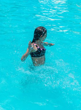 Havuzda yüzen kız çocuğu. Seçici odaklanma. çocuk.