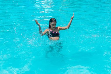 Havuzda yüzen kız çocuğu. Seçici odaklanma. çocuk.