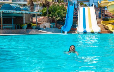 Havuzda yüzen kız çocuğu. Seçici odaklanma. çocuk.