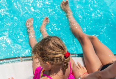 Havuzda yüzen çocuklar. Seçici odaklanma. çocuk.