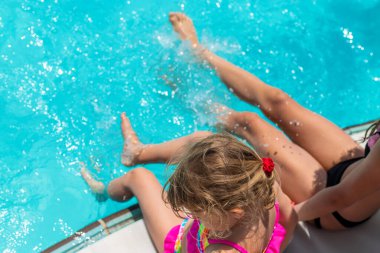 Havuzda yüzen çocuklar. Seçici odaklanma. çocuk.