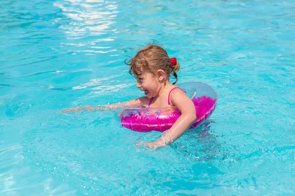 Yüzükle havuzda yüzen bir çocuk. Seçici odaklanma. çocuk.