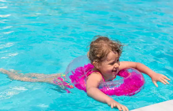 Yüzükle havuzda yüzen bir çocuk. Seçici odaklanma. çocuk.