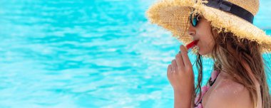 Kız havuz kenarında karpuz yiyor. Seçici odaklanma. çocuk.