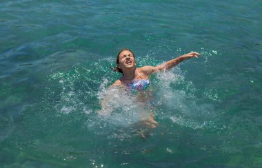 Suda boğulan adam. Seçici odaklanma. deniz