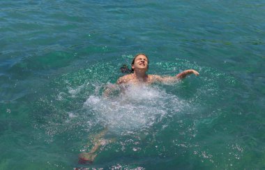 Suda boğulan adam. Seçici odaklanma. deniz