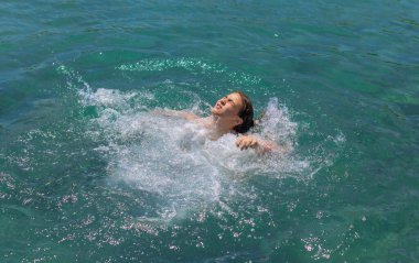 Suda boğulan adam. Seçici odaklanma. deniz