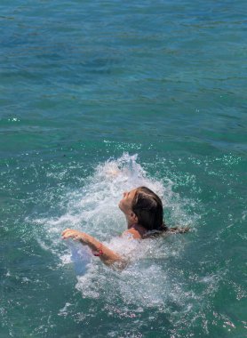 Suda boğulan adam. Seçici odaklanma. deniz