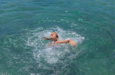 Suda boğulan adam. Seçici odaklanma. deniz