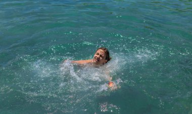 Suda boğulan adam. Seçici odaklanma. deniz