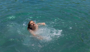 Suda boğulan adam. Seçici odaklanma. deniz