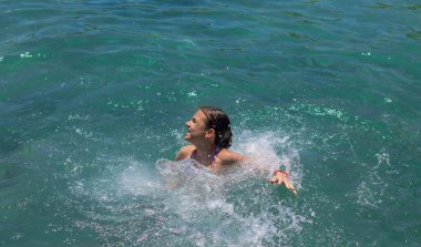 Suda boğulan adam. Seçici odaklanma. deniz