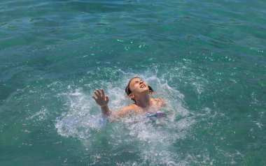 Suda boğulan adam. Seçici odaklanma. deniz