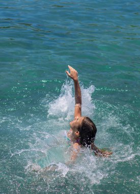 Suda boğulan adam. Seçici odaklanma. deniz