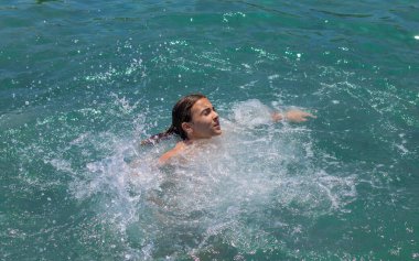 Suda boğulan adam. Seçici odaklanma. deniz