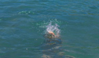 Suda boğulan adam. Seçici odaklanma. deniz