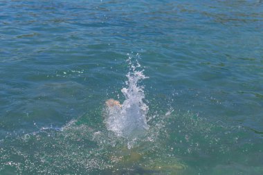 Suda boğulan adam. Seçici odaklanma. deniz