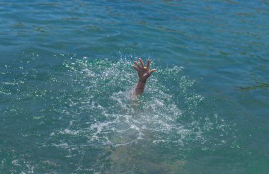 Suda boğulan adam. Seçici odaklanma. deniz