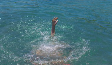 Suda boğulan adam. Seçici odaklanma. deniz