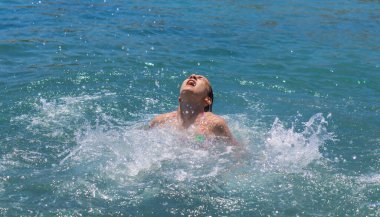 Suda boğulan adam. Seçici odaklanma. deniz