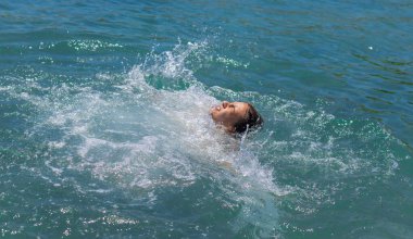Suda boğulan adam. Seçici odaklanma. deniz