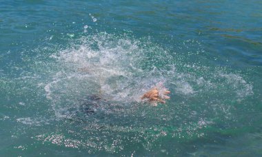 Suda boğulan adam. Seçici odaklanma. deniz