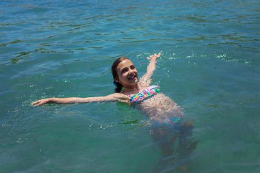 Suda boğulan adam. Seçici odaklanma. deniz