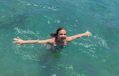 Suda boğulan adam. Seçici odaklanma. deniz