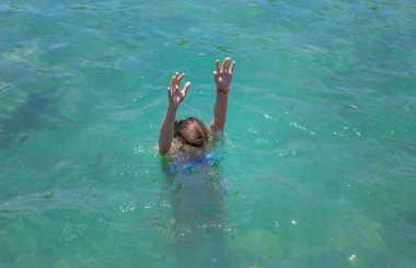 Suda boğulan adam. Seçici odaklanma. deniz