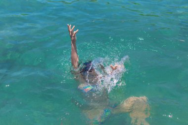 Suda boğulan adam. Seçici odaklanma. deniz