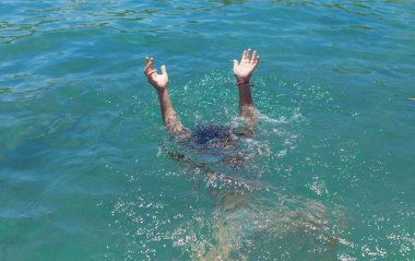 Suda boğulan adam. Seçici odaklanma. deniz