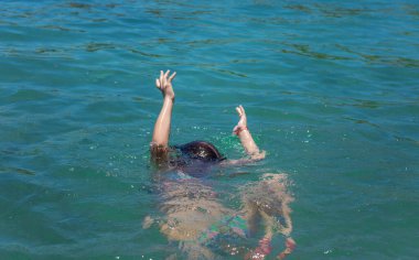 Suda boğulan adam. Seçici odaklanma. deniz