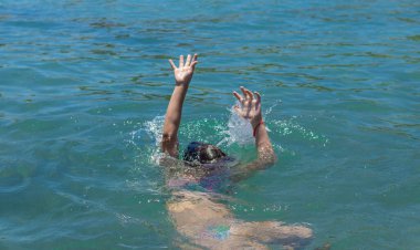 Suda boğulan adam. Seçici odaklanma. deniz