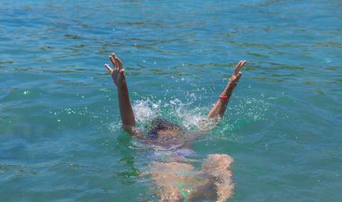 Suda boğulan adam. Seçici odaklanma. deniz